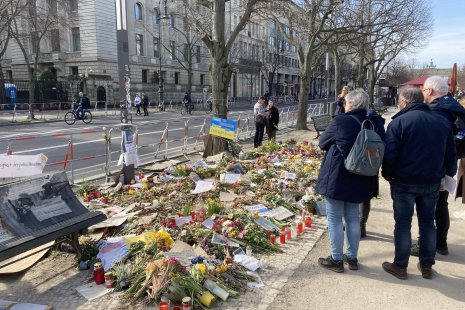 Herdenkingsplek voor Navalny (pal voor de Russische Ambassade)